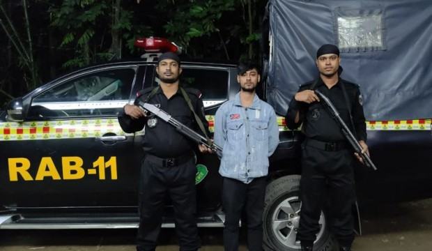 নোয়াখালীতে অস্ত্রসহ তরুণ গ্রেফতার
