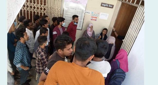 প্রকৌশলীর বিচারের দাবিতে অফিস ভাঙচুর ইবি শিক্ষার্থীদের
