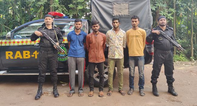 নোয়াখালীতে আগ্নেয়াস্ত্রসহ গ্রেফতার ৪