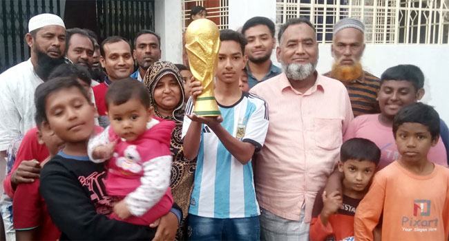 পাবনার স্কুলছাত্র সাকিব হুবহু তৈরি করেছে বিশ্বকাপ ট্রফি