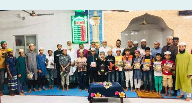 কমলগঞ্জে জামাতে নামাজ পড়ায় শিশু-কিশোরদের মাঝে পুরস্কার বিতরণ