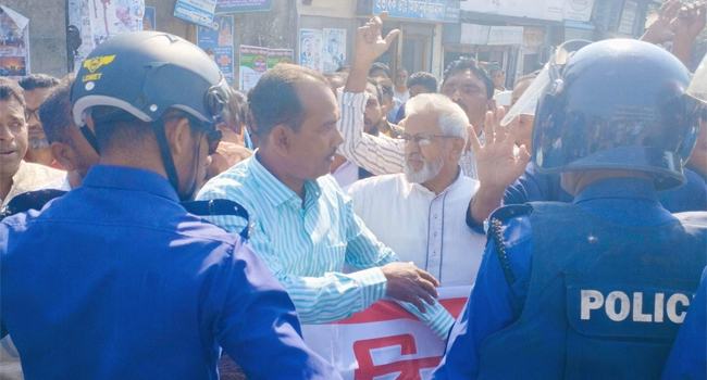 বরগুনায় পুলিশি বাধায় বিএনপির বিক্ষোভ মিছিল পণ্ড