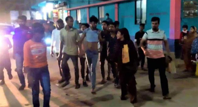 আশুলিয়ায় ছিনতাইকারীকে ধরে থানায় দিল নারী পোশাক শ্রমিক
