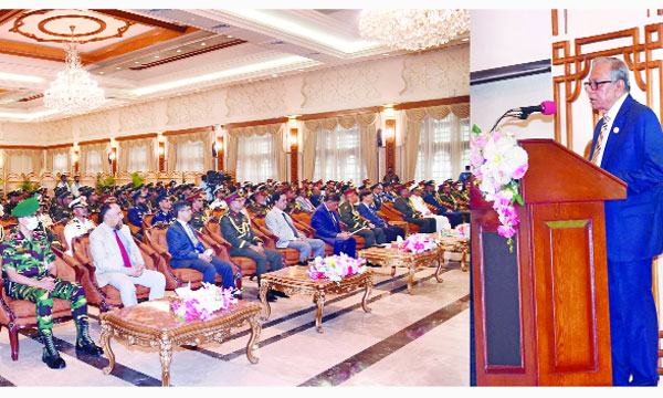 এনডিসি গ্র্যাজুয়েটদের অভিজ্ঞতা কাজে লাগানোর আহ্বান রাষ্ট্রপতির
