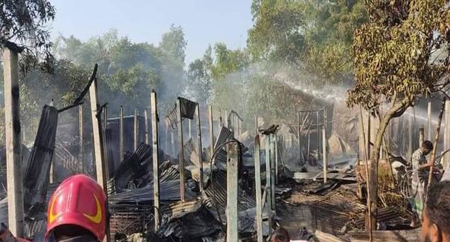 তাড়াশে অগ্নিকাণ্ডে ১২ দোকানসহ দুটি বাড়ি পুড়ে ছাই