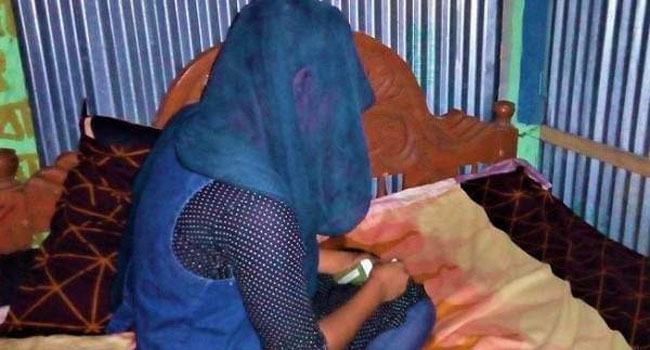 তাড়াশে বিয়ের দাবিতে কলেজছাত্রীর অনশন