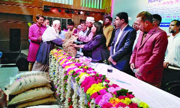 ইসলামপুরে কৃষকদের মধ্যে বিনামূল্যে বীজ-সার বিতরণ