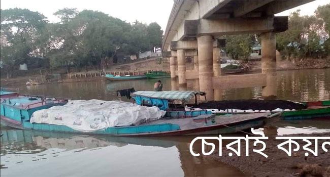 তাহিরপুরে ২ নৌকা ভর্তি চোরাই কয়লা জব্দ