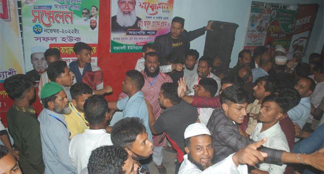 ফতুল্লায় আওয়ামী লীগের সম্মেলনে হট্টগোল, চেয়ার ভাঙচুর, সম্মেলন পণ্ড