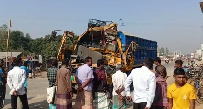 দাঁড়ানো ট্রাকের পেছনে পাথরবোঝাই ট্রাকের ধাক্কা : নিহত ২