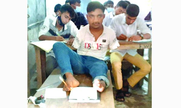 গোল্ডেন জিপিএ ৫ পেয়েছে পা দিয়ে লেখা মানিক