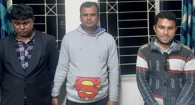 ফুলবাড়ীতে সাংবাদিক পরিচয়ে প্রতারণা, আটক ৩