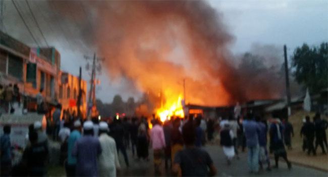 নোয়াখালীতে গ্যাস সিলিন্ডার বিস্ফোরণে ২০ দোকান পুড়ে ছাই