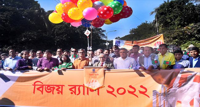 বিজয়ের মাস উপলক্ষে ঢাবিতে বর্ণাঢ্য র‍্যালি