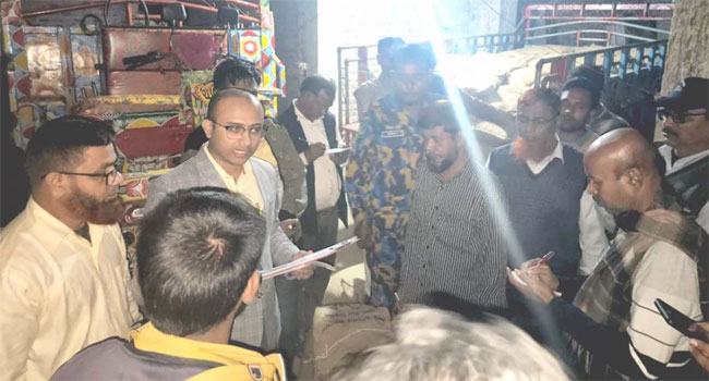 বগুড়ায় যুবলীগ নেতার গুদাম থেকে খাদ্যবান্ধব কর্মসূচির চাল জব্দ