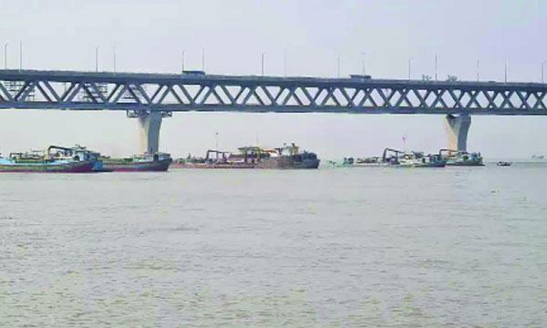 পদ্মা সেতুর কাছে বালু উত্তোলন!
