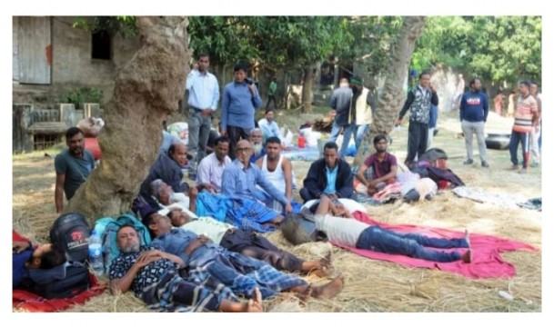 পায়ে হেঁটে রাজশাহী আসছেন নেতাকর্মীরা, খোলা আকাশের নিচে হাজারো মানুষ