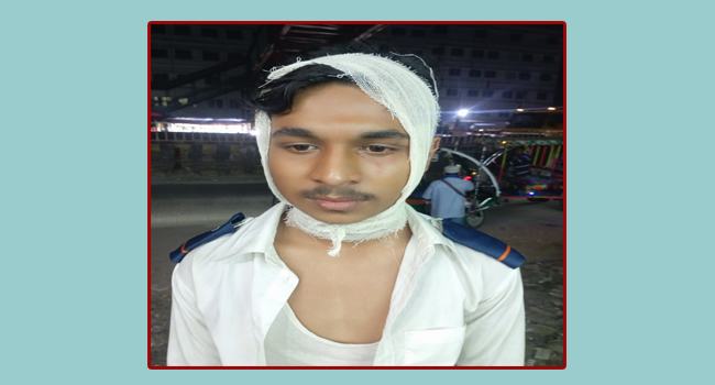 কোচিং না করায় কলেজছাত্র ও তার বাবাকে পেটালেন পরিচালক