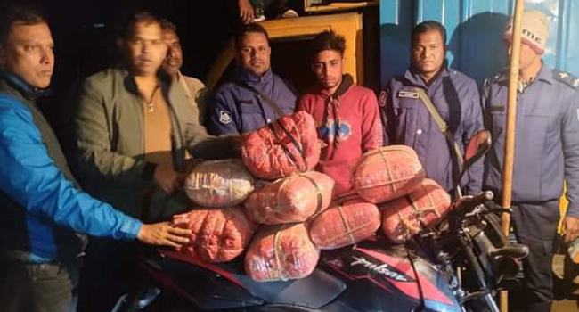 কাভার্ডভ্যানে গাঁজা পাচারকালে মোটরসাইকেলসহ মালিক আটক