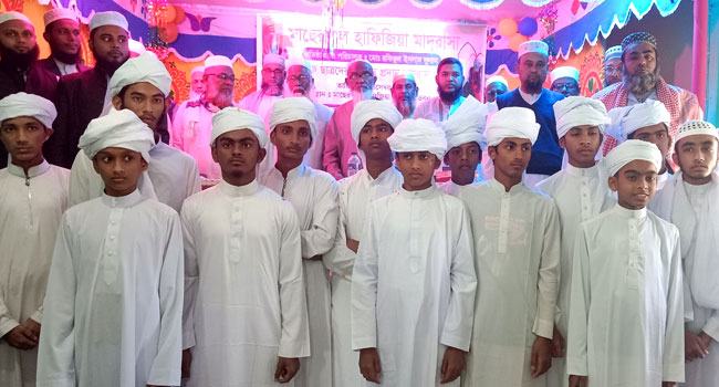 পাথরঘাটায় ১৪ জন হাফেজকে পাগড়ি দিয়ে সম্মাননা