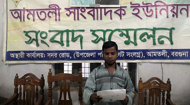স্বামীর টাকা ও স্বর্ণালঙ্কারসহ প্রেমিকার হাত ধরে উধাও স্ত্রী
