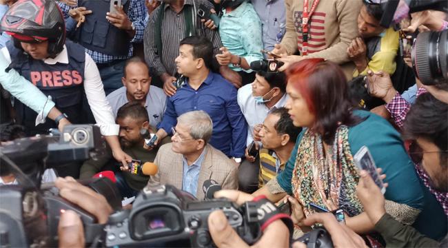 কার্যালয়ে প্রবেশে বাধা, ফুটপাতে অবস্থান মির্জা ফখরুলের