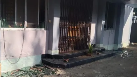 সীতাকুণ্ডে বিএনপি নেতার বাড়িতে হামলা চালিয়ে ব্যাপক ভাঙচুর