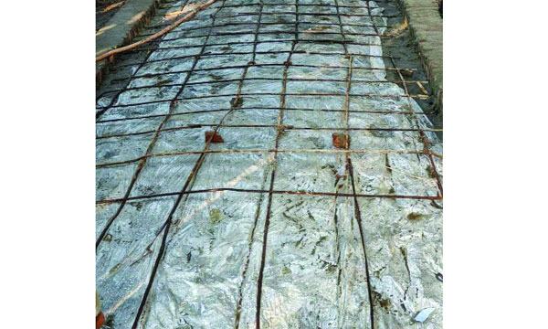 ফুলবাড়ীতে পুরনো রড দিয়ে রাস্তা ঢালাই!