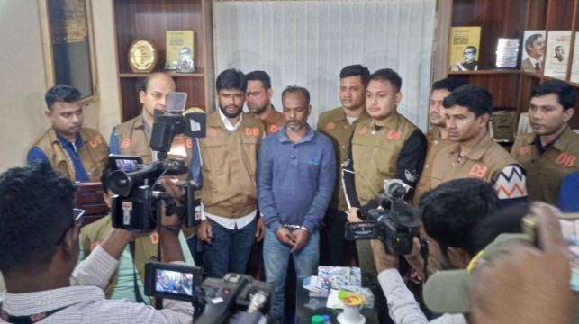 দিনমজুরের তোষকের নিচ থেকে কোটি টাকার হেরোইন উদ্ধার