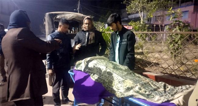 স্বামীর আলমসাধু থেকে পড়ে স্ত্রী নিহত