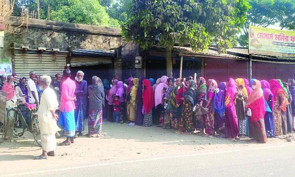 শ্রমজীবী মানুষের কাছে সংসার এখন ‘গলার কাঁটা’
