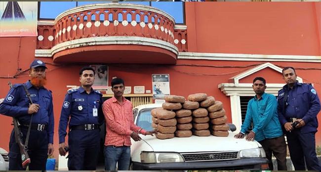 মুরাদনগরে ৪০ কেজি গাঁজা-প্রাইভেটকারসহ আটক ২