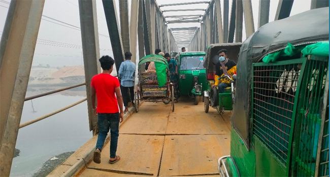 আড়াইহাজারে দেবে গেছে রামচন্দ্রদী স্টিলব্রিজের একাংশ