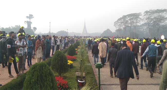 জাতীয় স্মৃতিসৌধে সর্বস্তরের মানুষের ঢল
