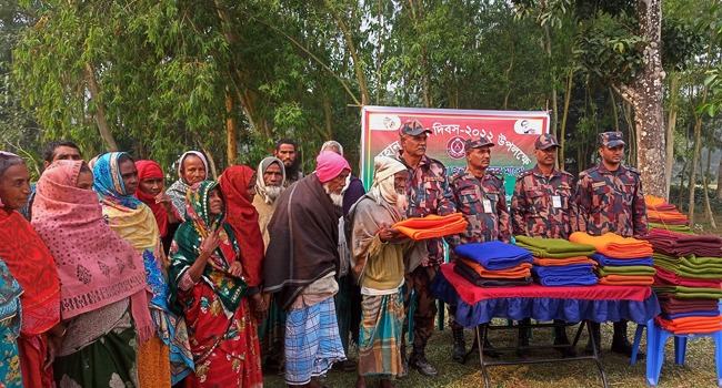 ফুলবাড়ী সীমান্তে বিজয় দিবস উপলক্ষে বিজিবির কম্বল বিতরণ
