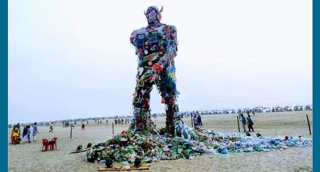 বিজয় দিবসে দানবের দেখা মিলল কক্সবাজার সৈকতে