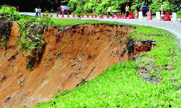 কুয়ালালামপুরের কাছে ভূমিধসে নিহত ১৮