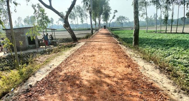 নিম্নমানের সামগ্রী ব্যবহার করায় সড়ক নির্মাণকাজ বন্ধ