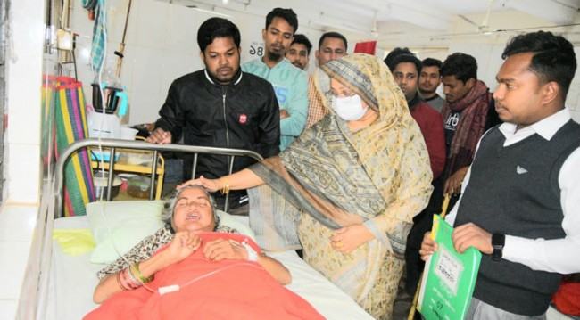 রাজশাহীর একমাত্র নারী পত্রিকা বিক্রেতা খুকি গুরুতর অসুস্থ