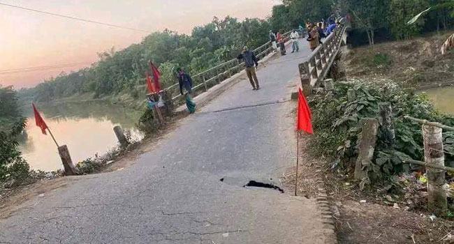 ধলাই নদীর বালু উত্তোলনে সেতুর ধস : যান চলাচল বন্ধ