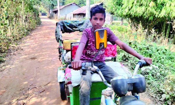 ৬ জনের পরিবারের দায়িত্ব ১৪ বছরের নুরনবীর কাঁধে