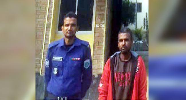 নওগাঁয় সম্পত্তির জন্য বৃদ্ধা মাকে মারধর, ছেলে গ্রেফতার