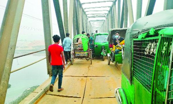 আড়াইহাজারে দেবে গেছে রামচন্দ্রদী লোহার সেতু
