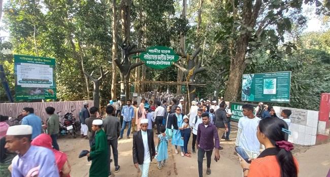 শ্রীমঙ্গলে পর্যটকের ঢল, ঠাঁই নেই হোটেল-রিসোর্টে