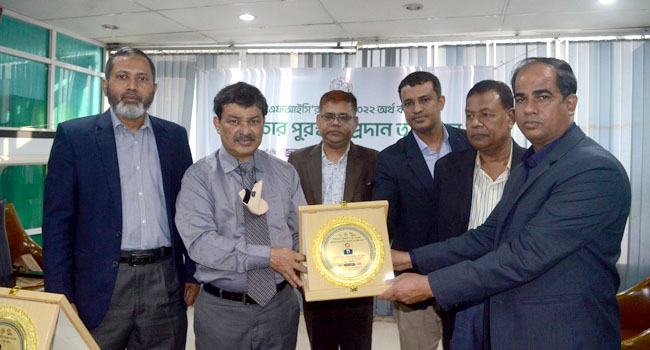 জাতীয় শুদ্ধাচার পুরস্কার পেলেন কেরু চিনিকলের এম ডি