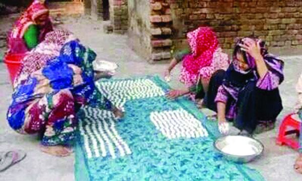 পাইকগাছায় কুমড়াবড়ি তৈরির ধুম