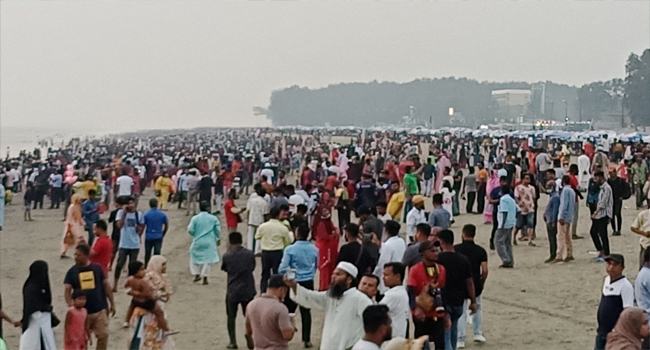 কক্সবাজারে হোটেল-মোটেলে ঠাঁই না পেয়ে মসজিদে রাত্রিযাপন