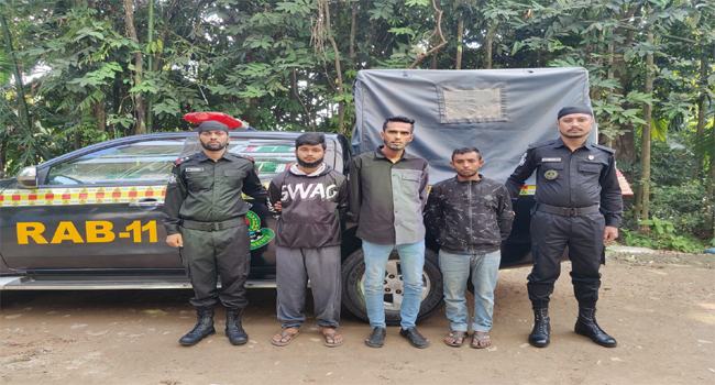নোয়াখালীতে পাইপগান-এলজিসহ ৪ যুবক আটক