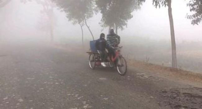 দিনাজপুরে কনকনে শীতে কাঁপছে মানুষ