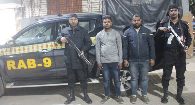 আখাউড়ায় ভারতীয় কাপড় ও মালামালসহ আটক ২